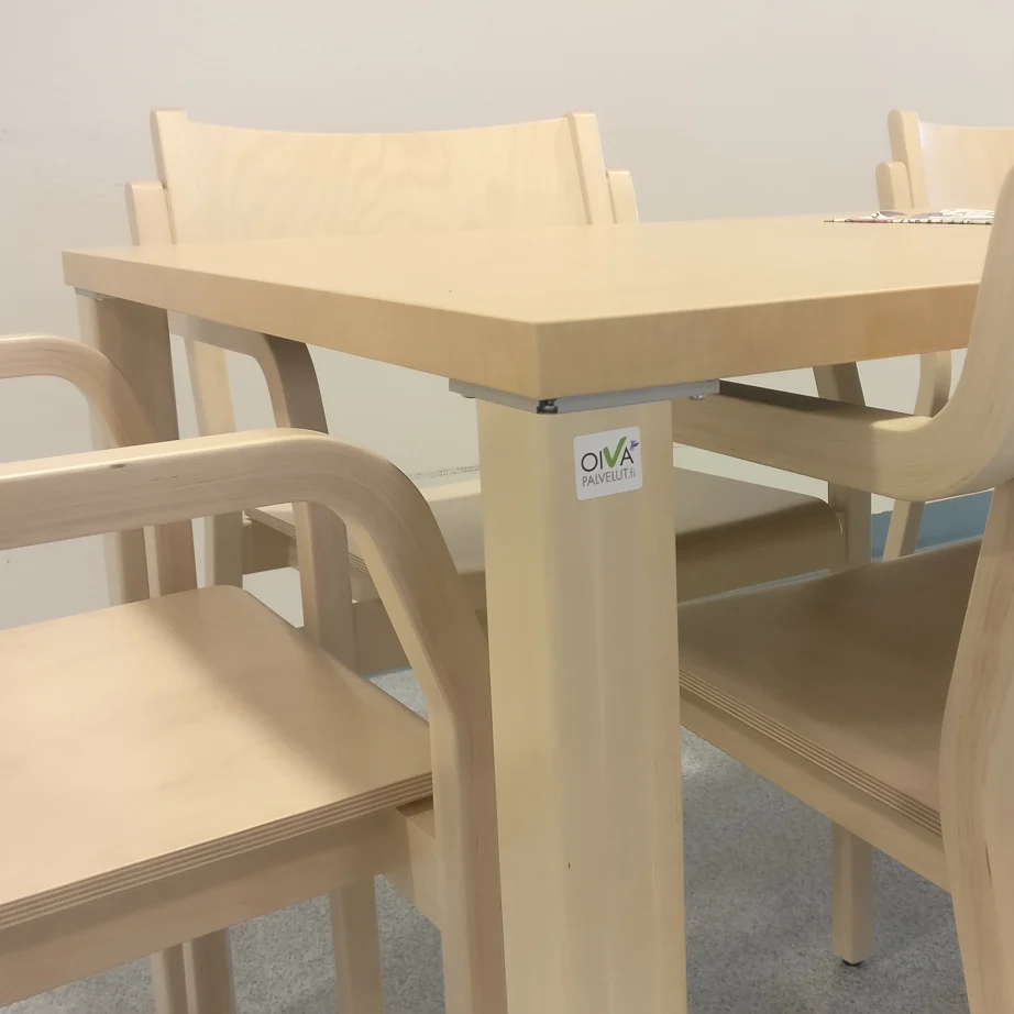 KOIVULA-ESTEETÖN RUOKAPÖYTÄ, MYÖS PYÖRÄTUOLIKÄYTTÖÖN